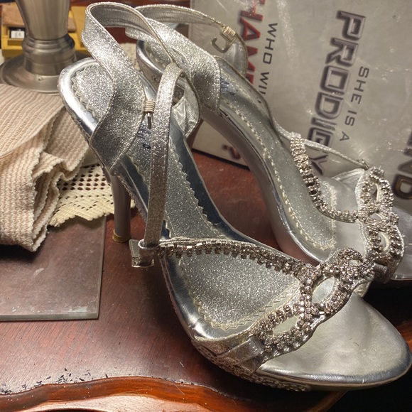 Silver heels - Picture 2 of 2